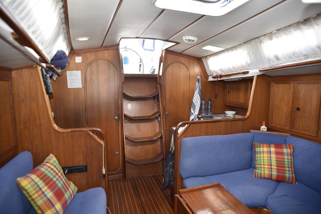 35' Granada Atlantica 375 companionway stairs
