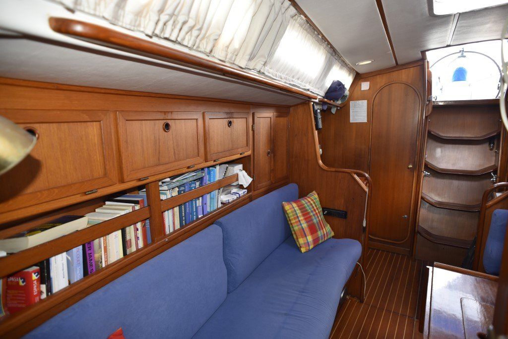 35' Granada Atlantica 375 Salon Starboard