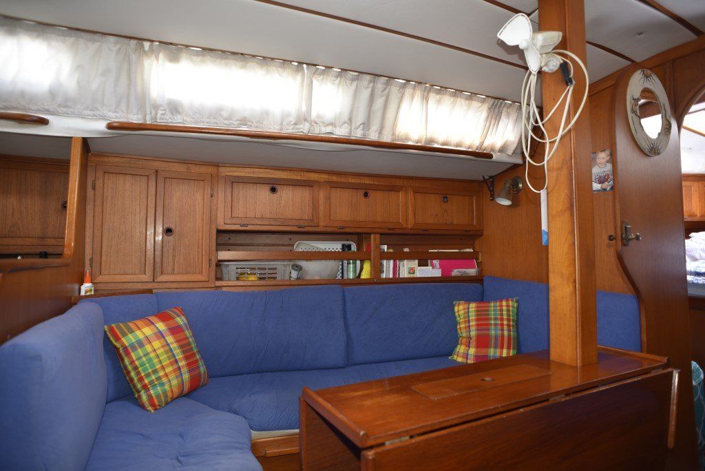 35' Granada Atlantica 375 Interior pictures