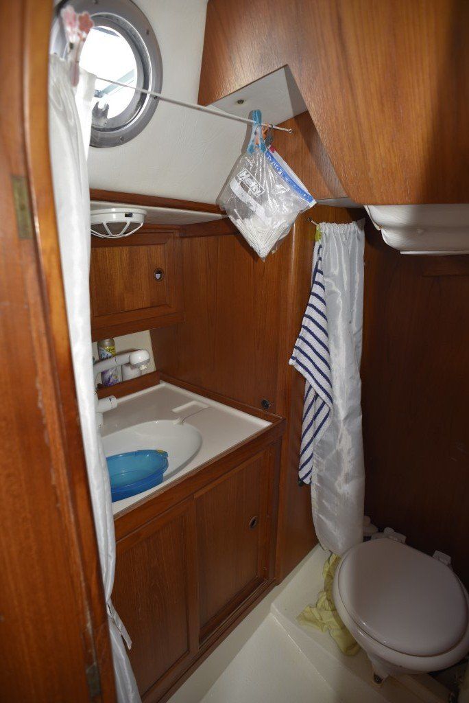 35' Granada Atlantica 375 bathroom