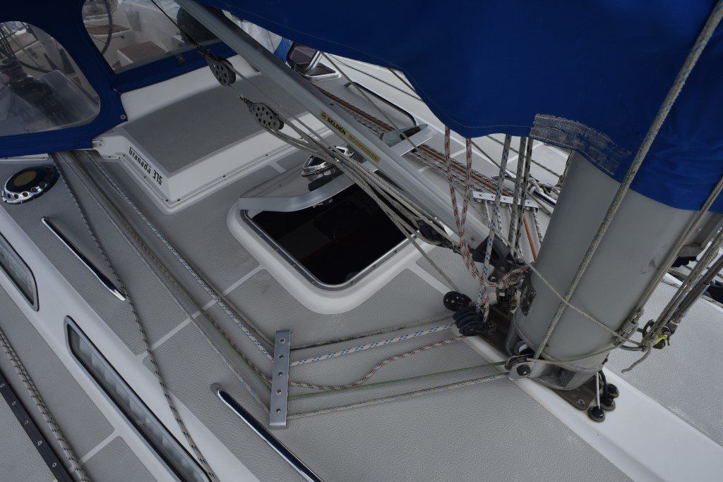 35' Granada Atlantica 375 lines lead aft
