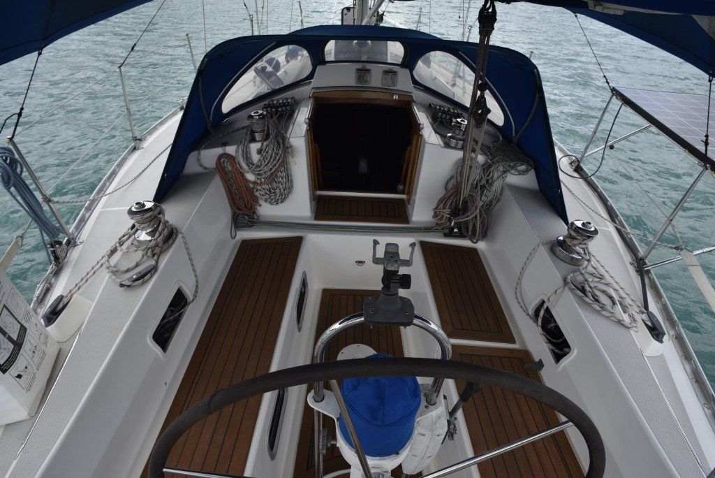 35' Granada Atlantica 375 cockpit