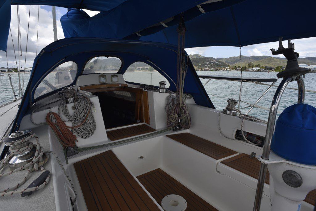 35' Granada Atlantica 375 Companionway