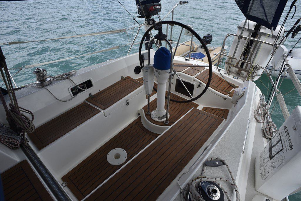 35' Granada Atlantica 375 cockpit