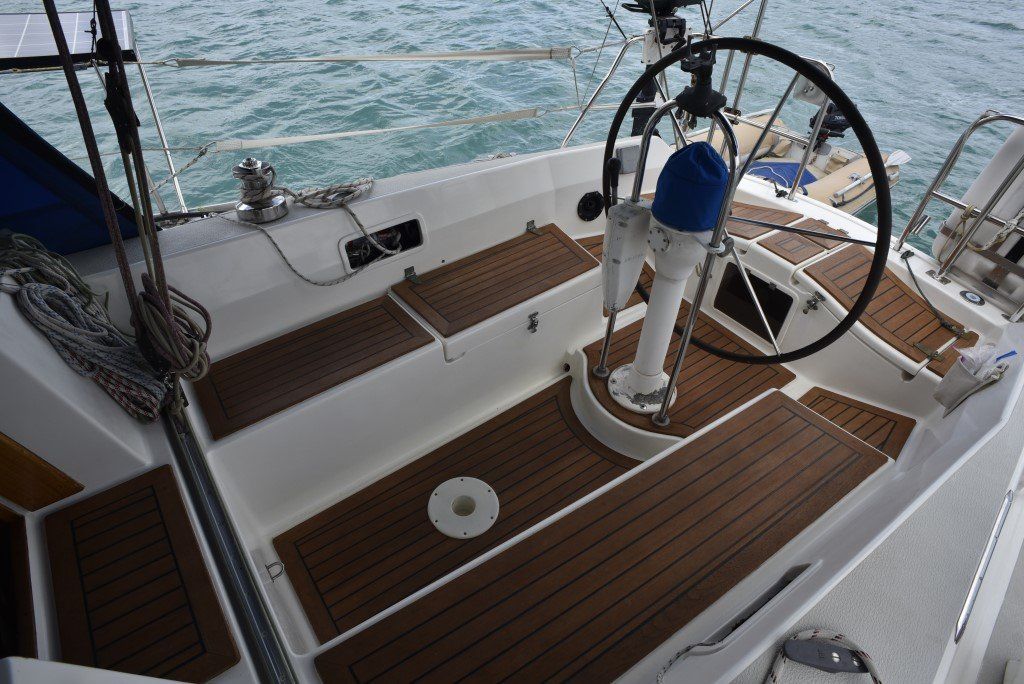 35' Granada Atlantica 375 cockpit seating