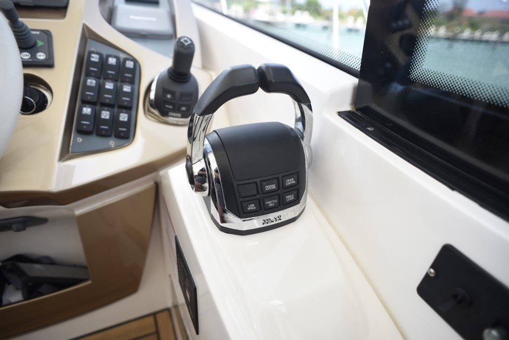 2011 Sessa Marine C44 throttle