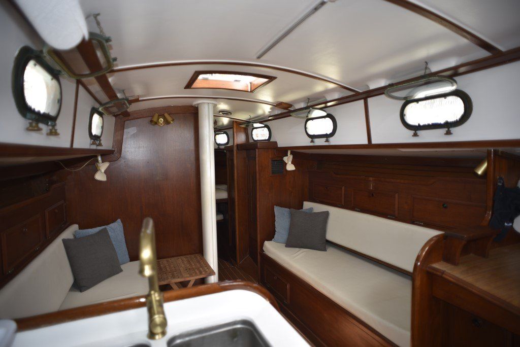 1981 Cape Dory 33  Salon stbd