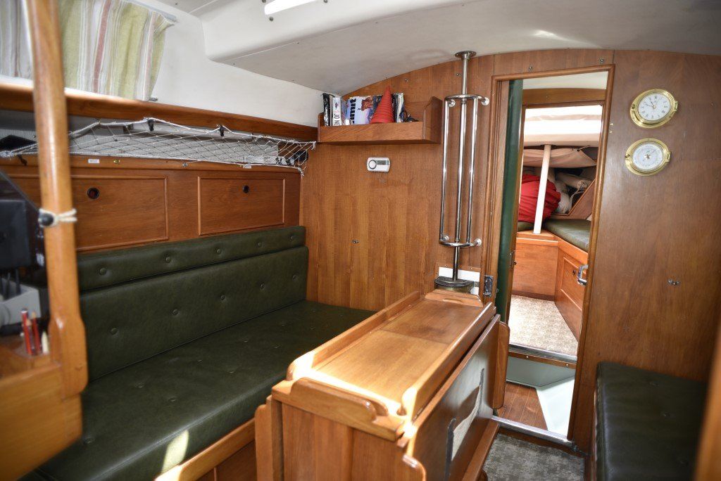 Nicholson 32 Saloon saloon port side