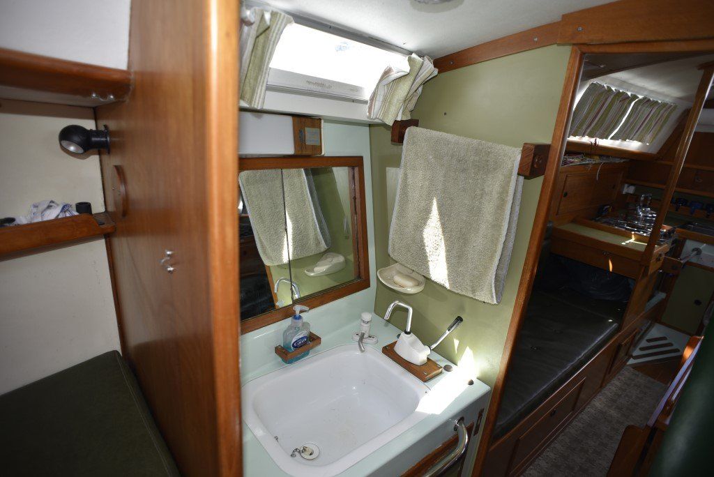 Nicholson 32 Saloon head