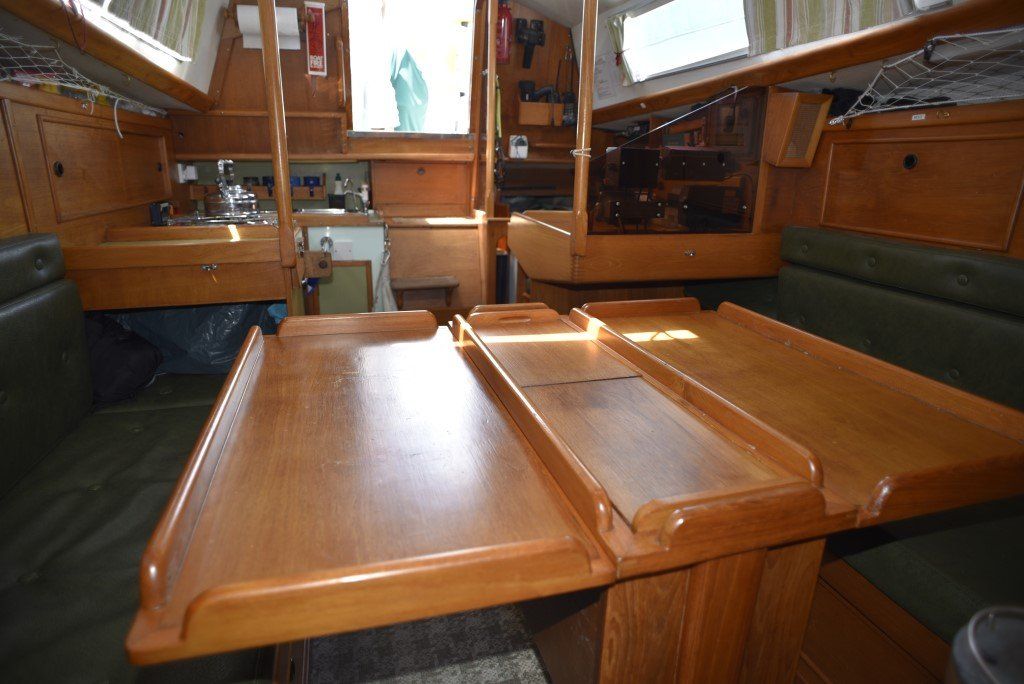 Nicholson 32 Saloon saloon table