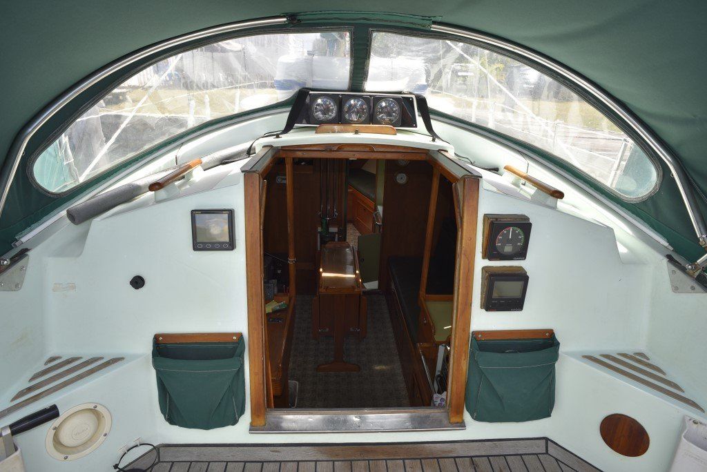 Nicholson 32 companionway