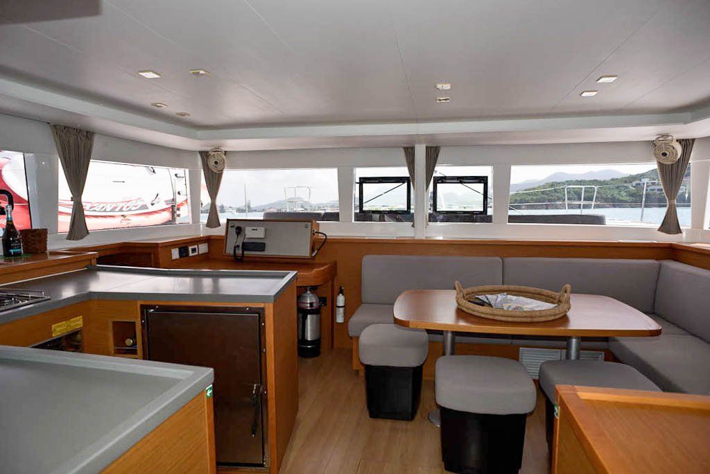 Lagoon 450F salon