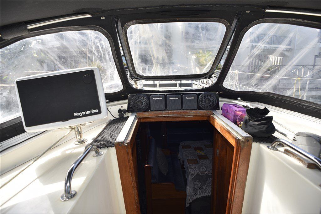 Warrior 40 companionway