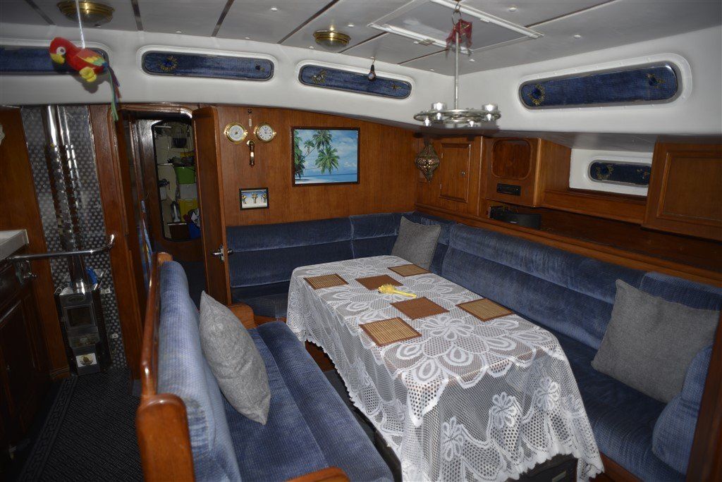 Warrior 40 saloon table