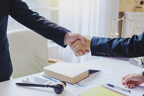 Attorney Shaking Hands — Broward/Miami-Dade, FL — Attorney Robert Worman Attorney Shaking Hands — Broward/Miami-Dade, FL — Attorney Robert Worman