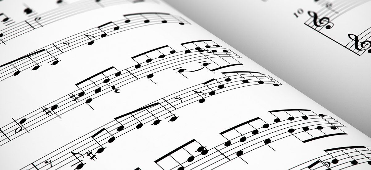 fotografia dall'alto di una chitarra, un microfono ed un tamburello