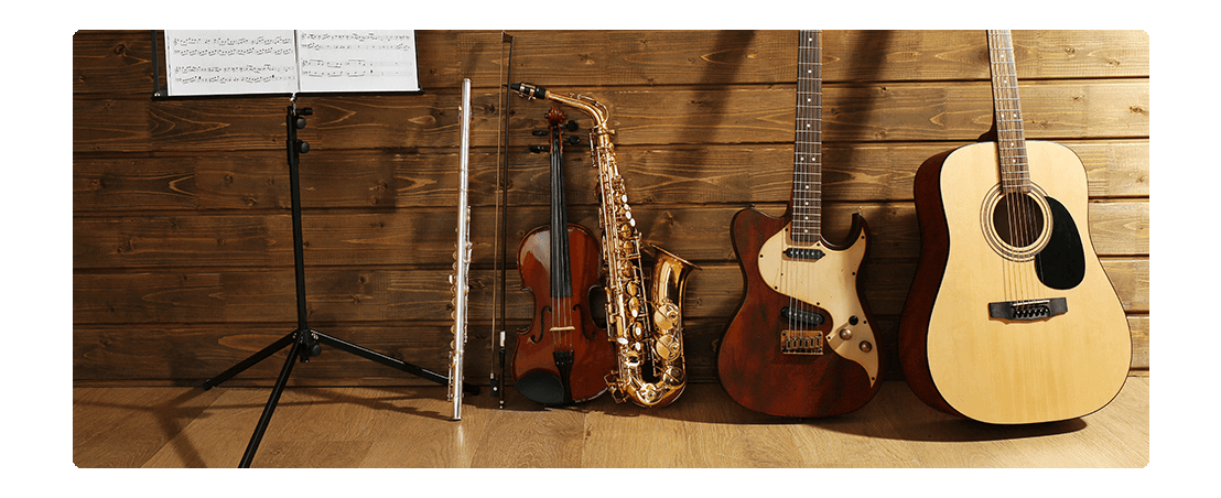 strumenti musicali con spartito in sala prove