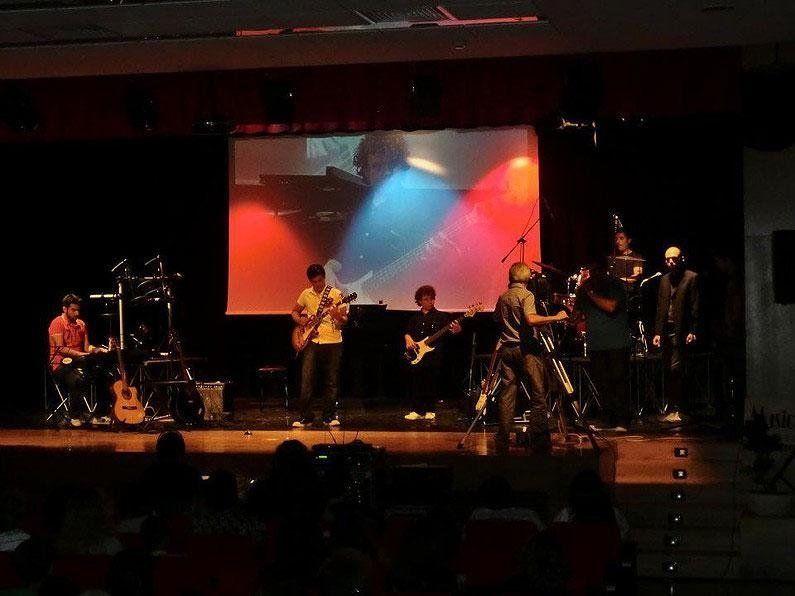 ragazzi che suonano la chitarra durante un concerto