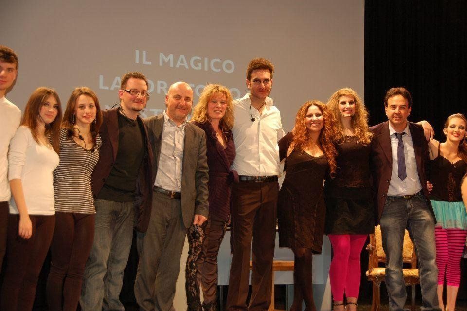 Gruppo di persone in posa durante i ringraziamenti finali