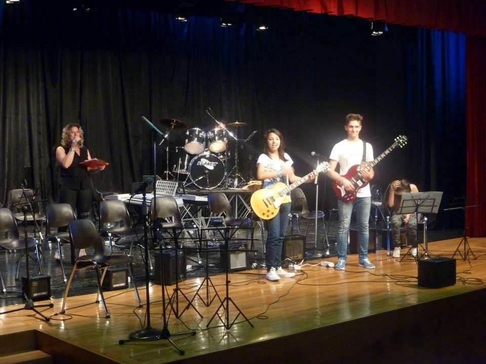 Musicisti che si preparano per un concerto