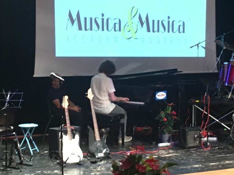 Performance musicale di un ragazzo che suona il pianoforte