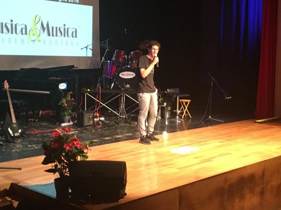 Membro dell'accademia musicale durante uno spettacolo