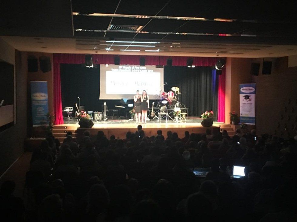 pubblico che assiste ad un esibizione live