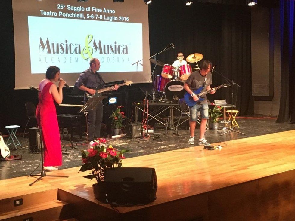 ragazzi che si esibiscono durante un concerto
