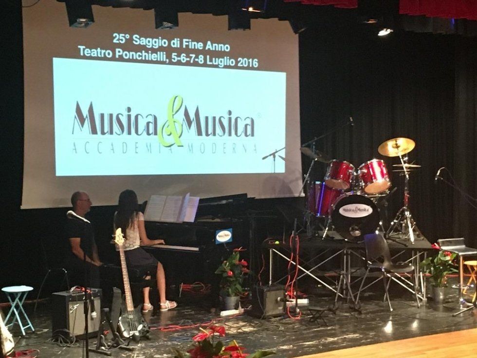 strumenti su un palcoscenico