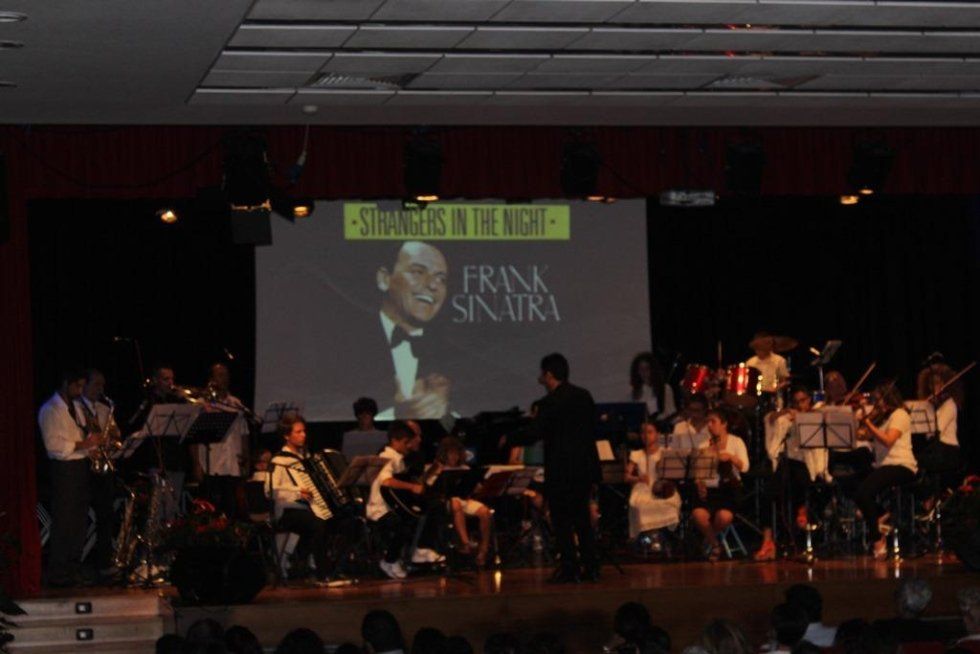 Panoramica dell'orchestra durante un esibizione