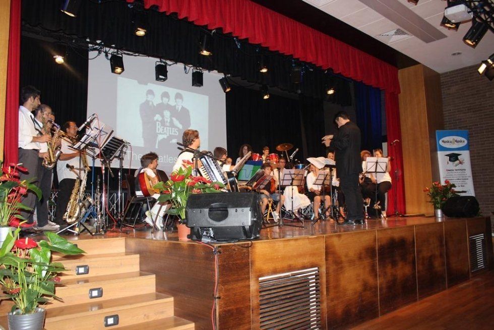 Orchestra su palcoscenico con direttore d'orchestra