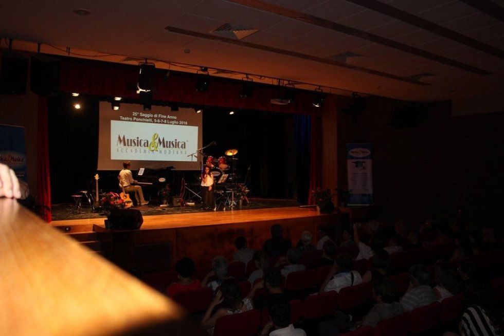 palcoscenico con pianoforte durante un esibizione