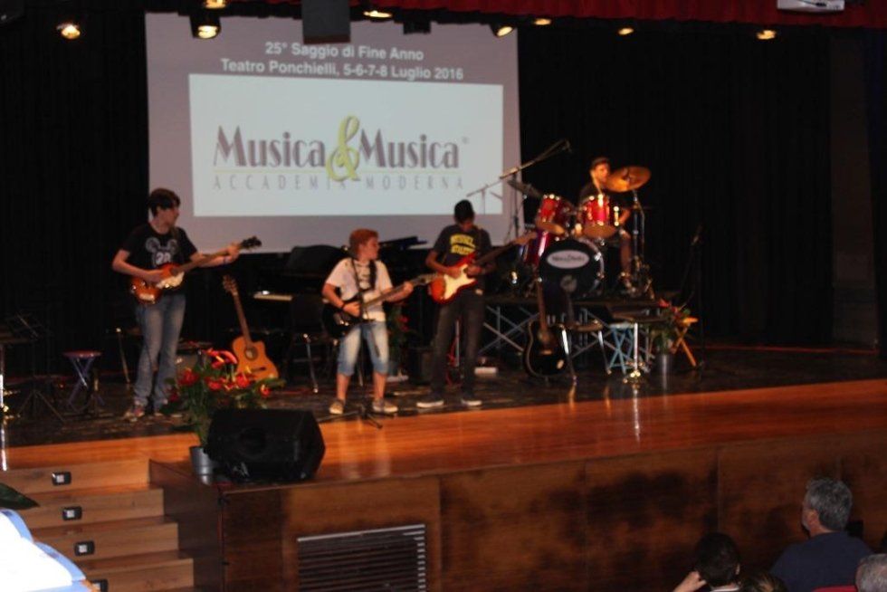 Ragazzi intenti a suonare il basso e la chitarra