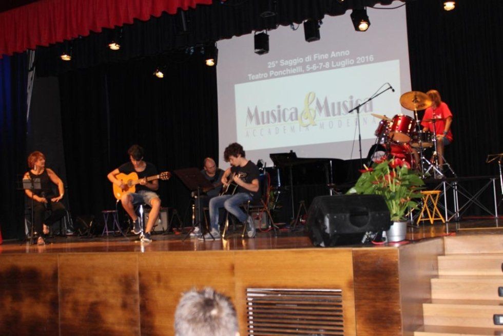 duo musicale su un palcoscenico