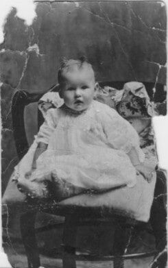 Damage vintage photo of a baby girl — Newark, DE — Foto Doctor Damage vintage photo of a baby girl — Newark, DE — Foto Doctor