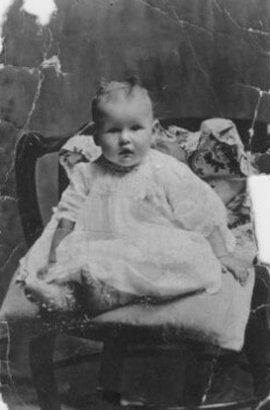 Damaged photo of a baby girl — Newark, DE — Foto Doctor