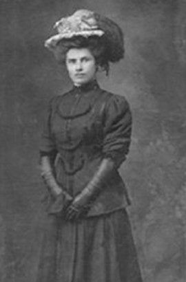 Restored photo of a woman in all black dress — Newark, DE — Foto Doctor