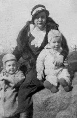 Restored photo of a Mom with her kids — Newark, DE — Foto Doctor