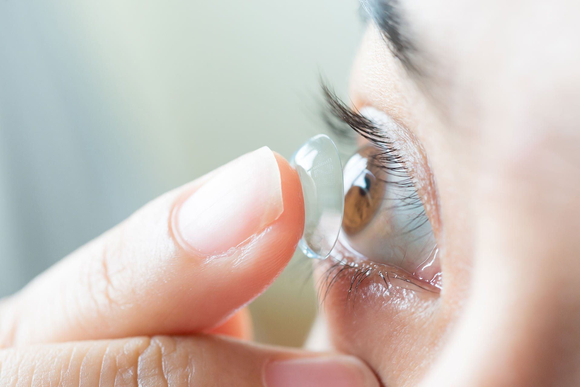 putting on eyelenses