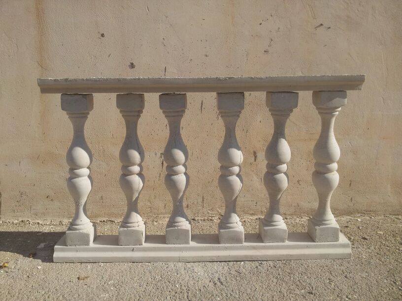 ringhiera con colonne in cemento