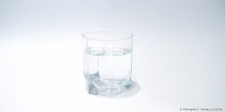 Regelmäßige Flüssigkeitsaufnahme - am besten reines Wasser