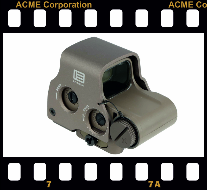Hellbraunes holografisches Waffenvisier von EOTech mit Bedienelementen und Markierungen vor einem Filmstreifenhintergrund.