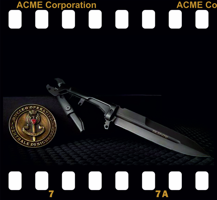 Ein schwarzes Messer im Militärstil mit einem runden Emblem vor dunklem Hintergrund in einem Filmstreifen.