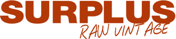„SURPLUS“ in großen, orangefarbenen Blockbuchstaben mit „RAW VINTAGE“ in kleinerer Schrift darunter.