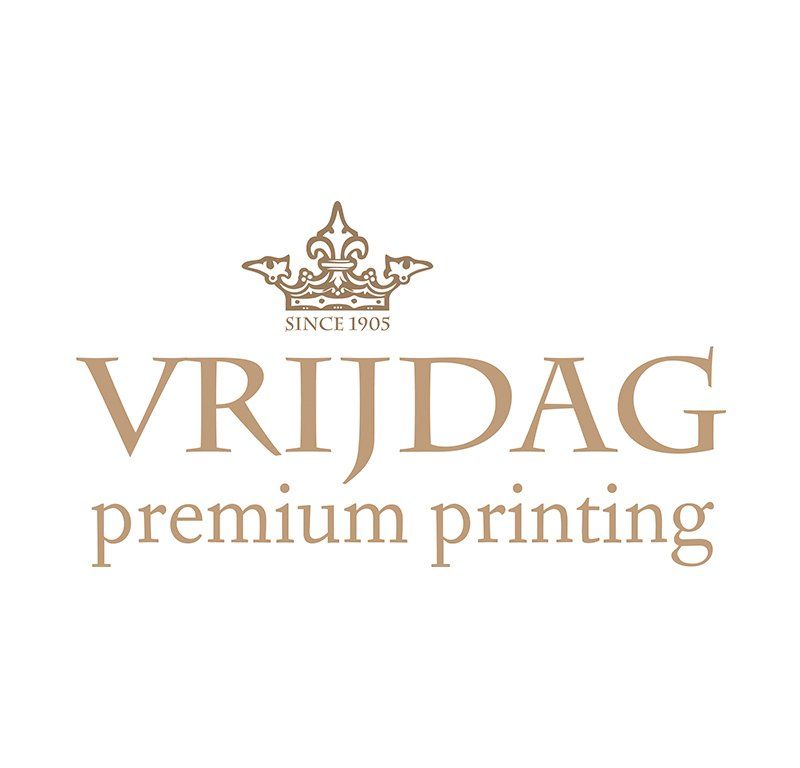 VRIJDAG premium printlogo met een kroon en tekst, in een warme bruine kleur, op een witte achtergrond.