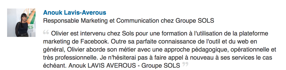 Une personne devant un ordinateur portable sur une page blanche avec un titre en français et une petite photo de profil avec un badge vert