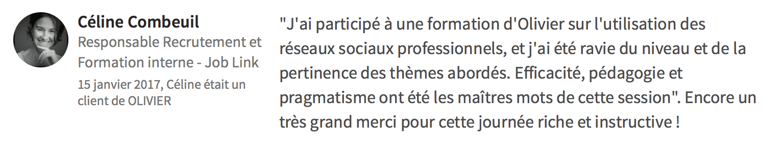 Une image floue du visage d'une personne et du texte en français
