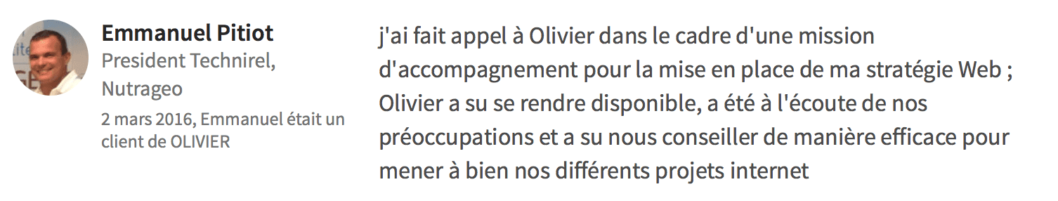 Une image floue du visage d'un homme et du texte