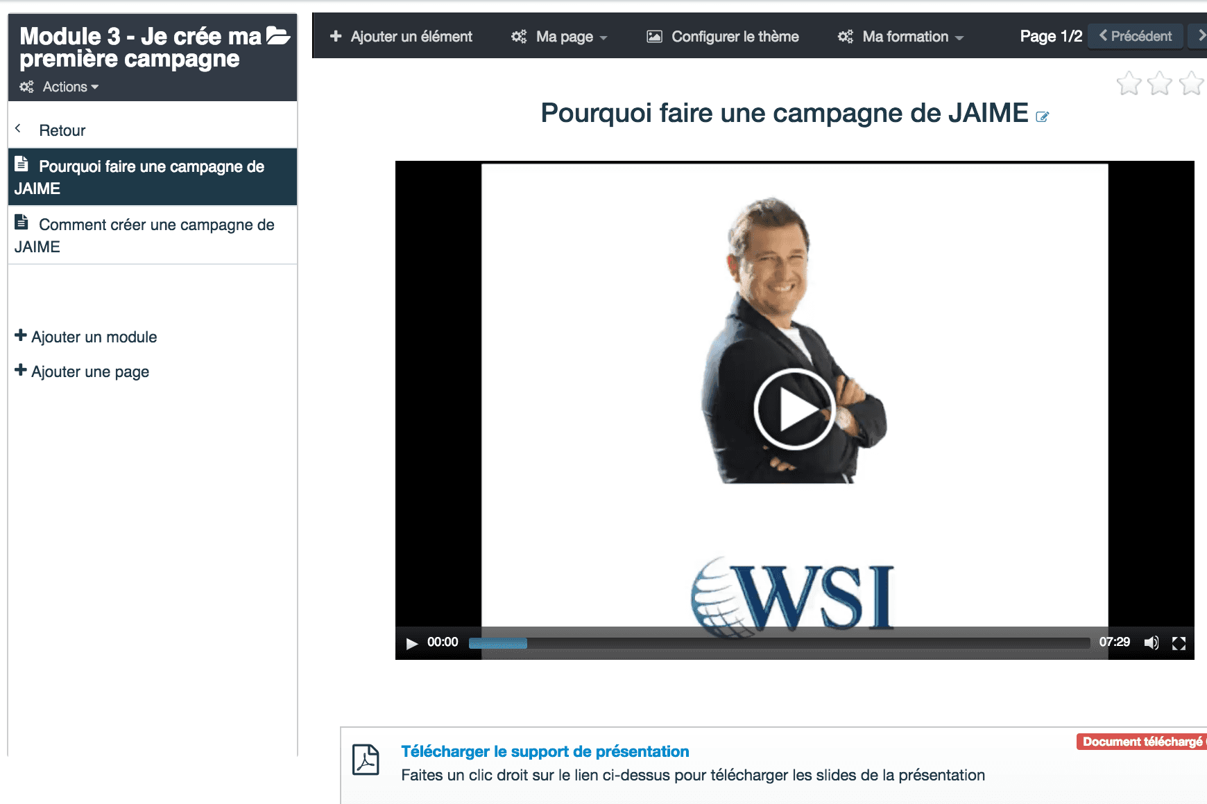Un homme en costume se tient devant un logo wsi.