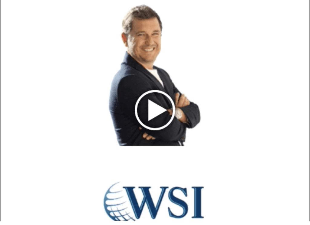 Un homme est debout avec les bras croisés devant un logo wsi
